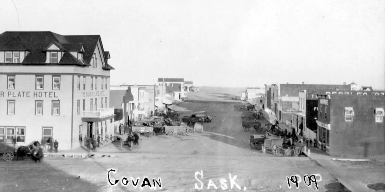 Main street of Govan with the Silver Plate Hotel, 1909